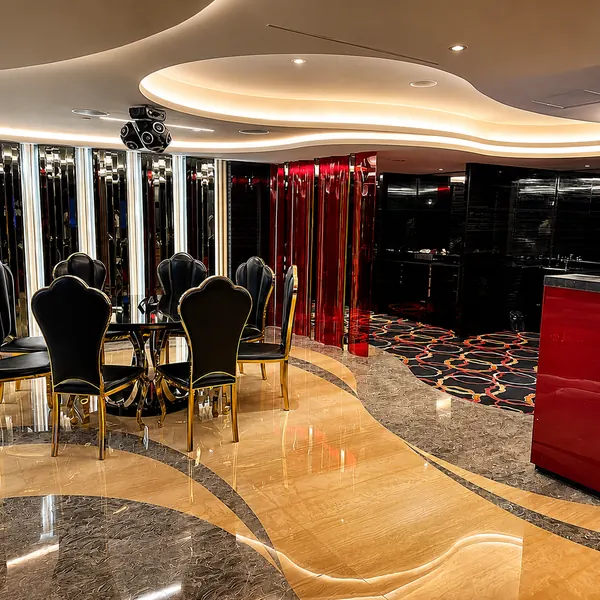 Black-and-red mirrored lounge corner