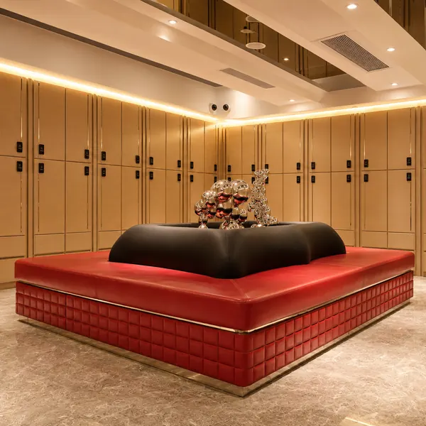 Long jacuzzi pool with gold column details