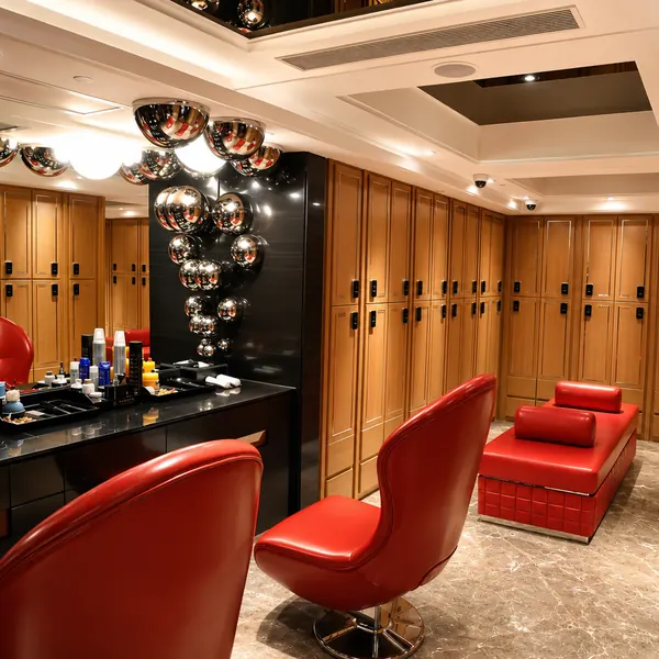 Black round-bed themed suite