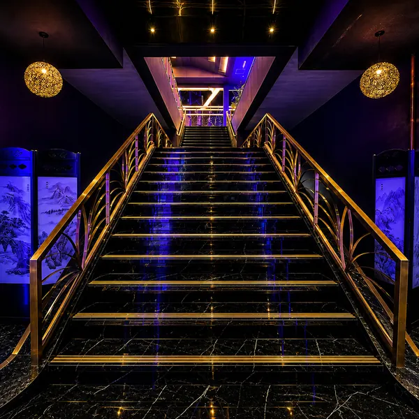 黑金灯光大楼梯場景照片