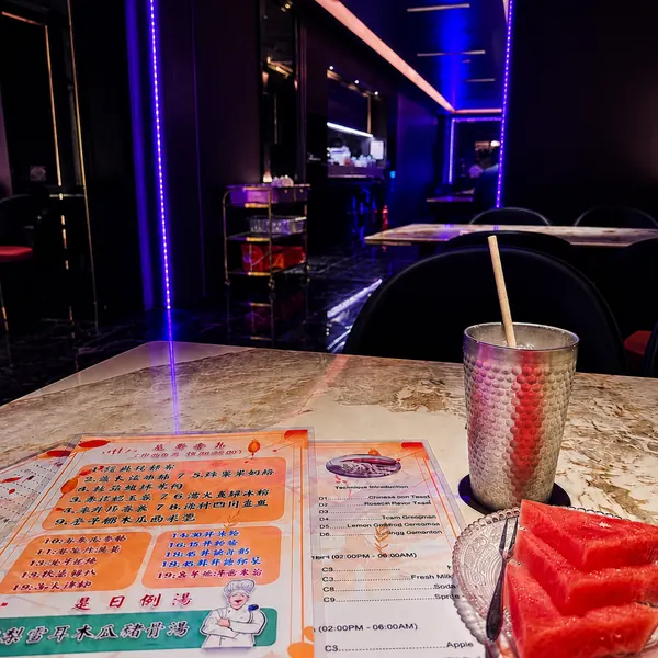 云石餐桌与饮品菜单場景照片