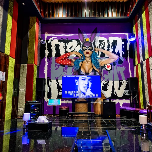 Graffiti stage themed room
