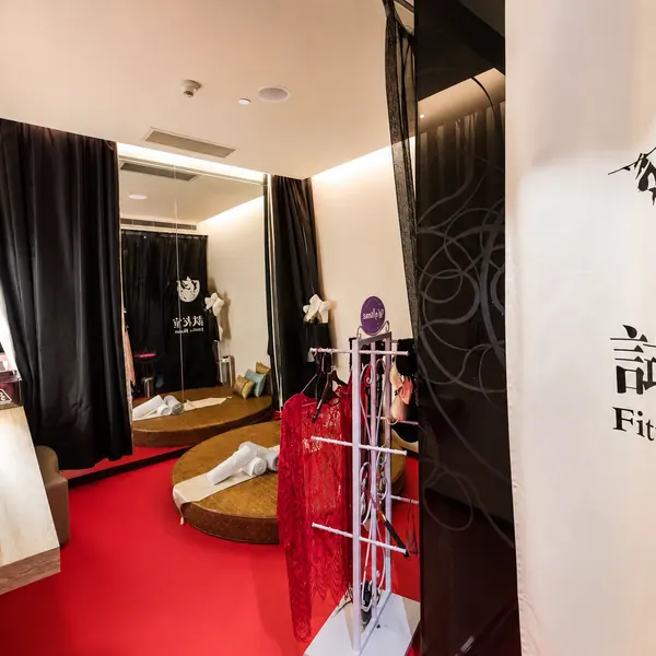 Fitting-room themed suite with clothing rack