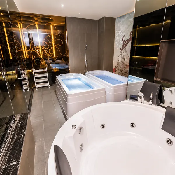 Twin jacuzzi bathing area