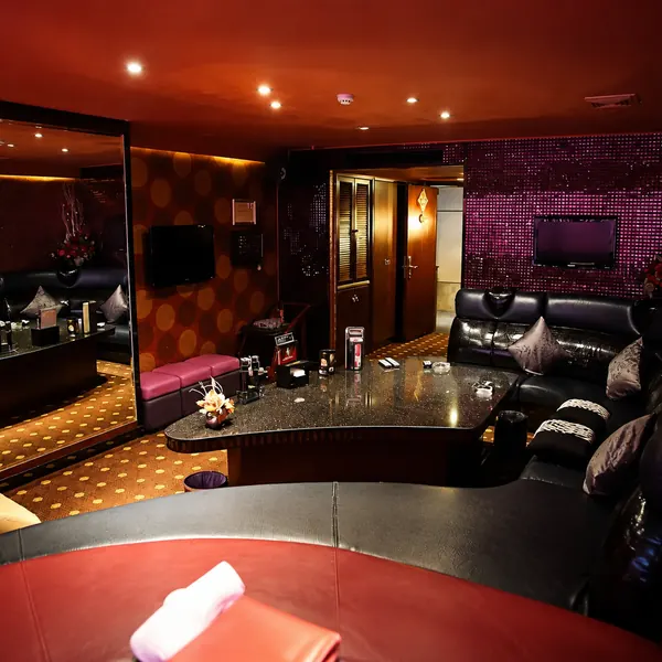 Red-and-black waterbed themed suite