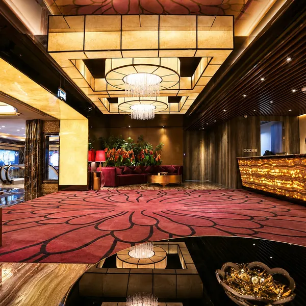 金色接待大堂与地毯通道場景照片